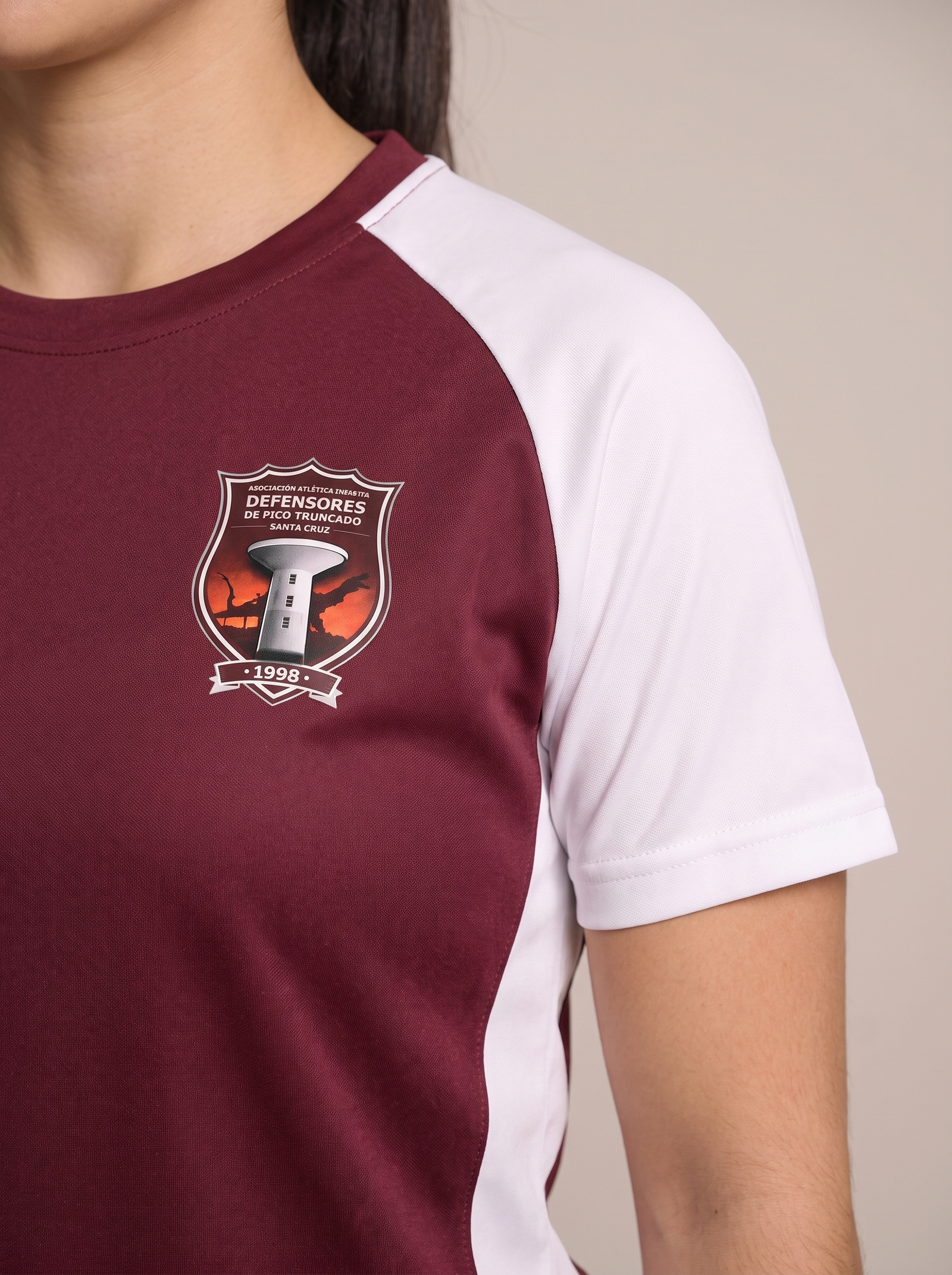 Remera de entrenamiento femenina oficial 2026 de Defensores de Pico Truncado, detalle