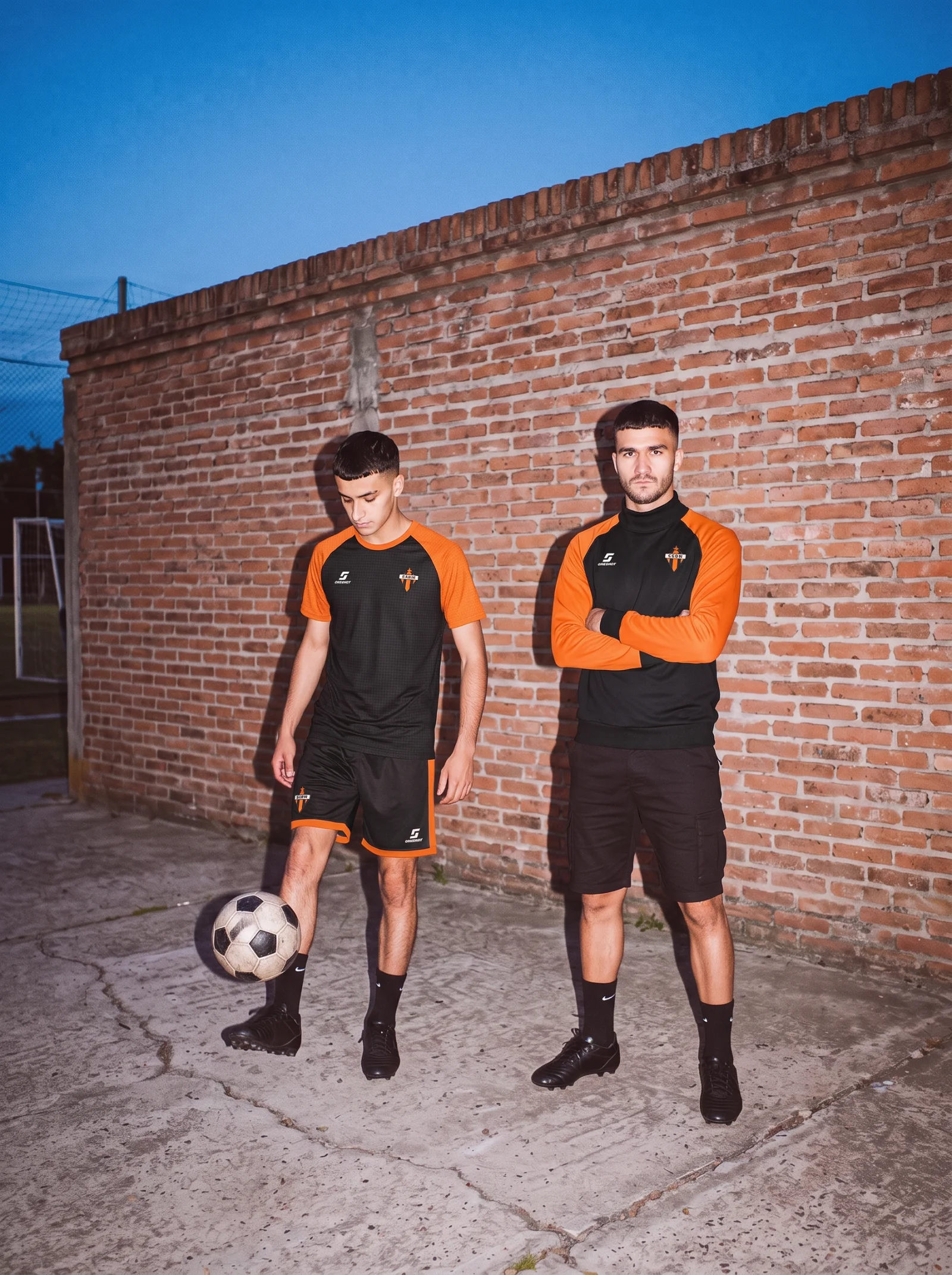 Jugadores de Manzanares con la remera y el buzo de entrenamiento 2026