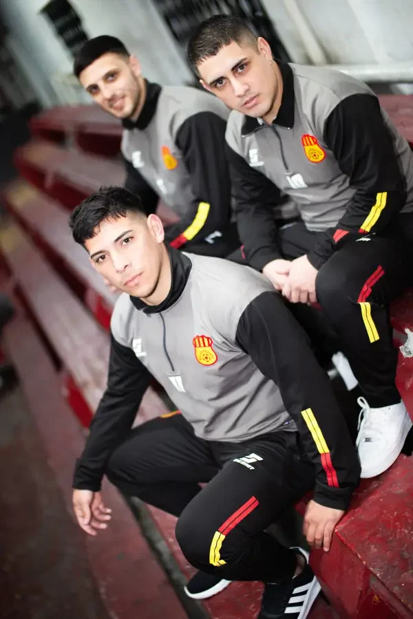 Jugadores de Reconquista con la indumentaria 2026