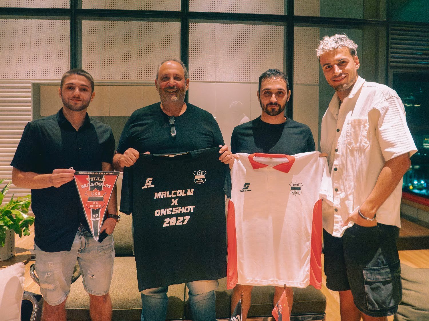 El plantel y One Shot en la firma