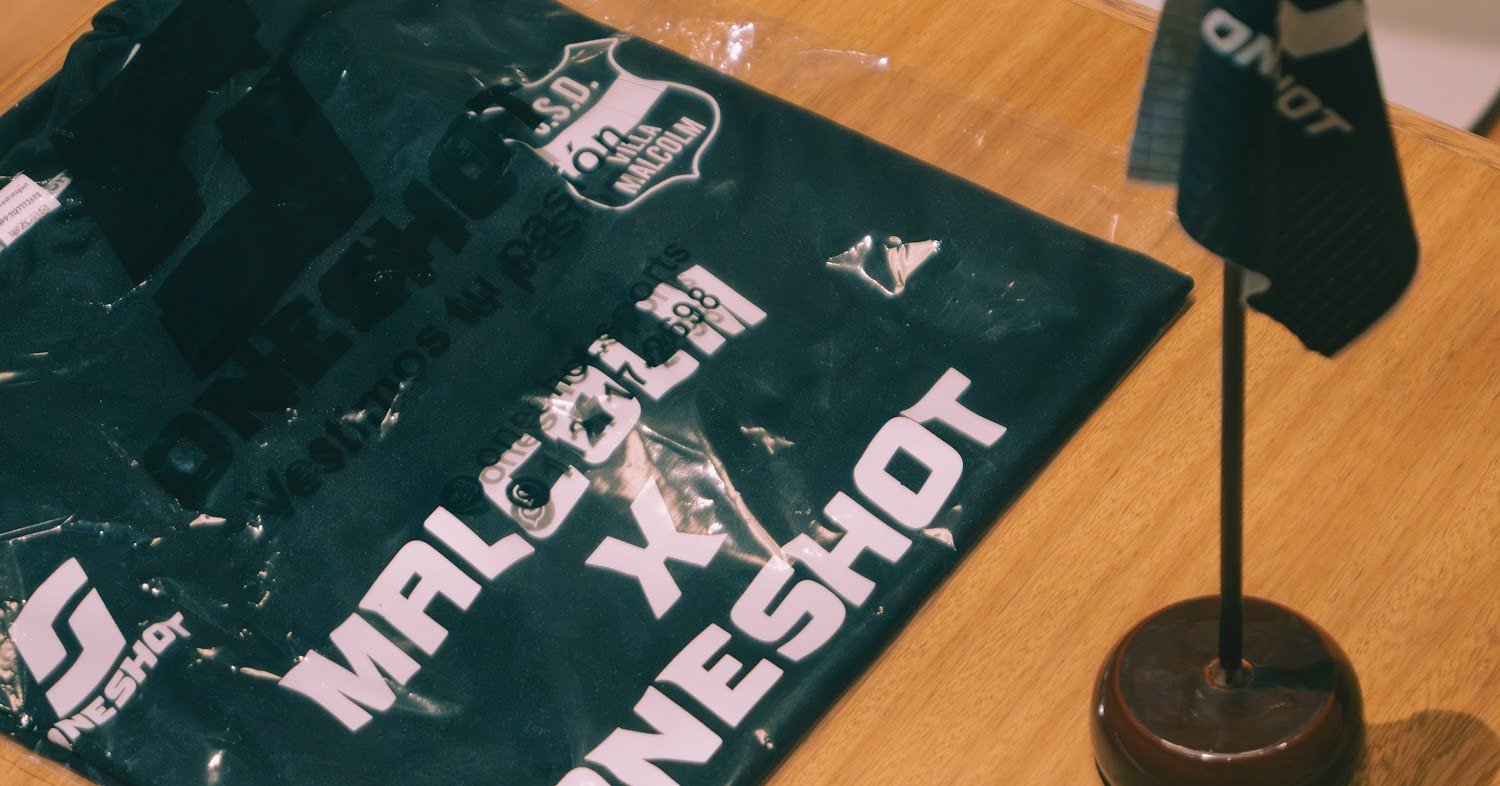Detalle de la camiseta conmemorativa Malcolm x One Shot