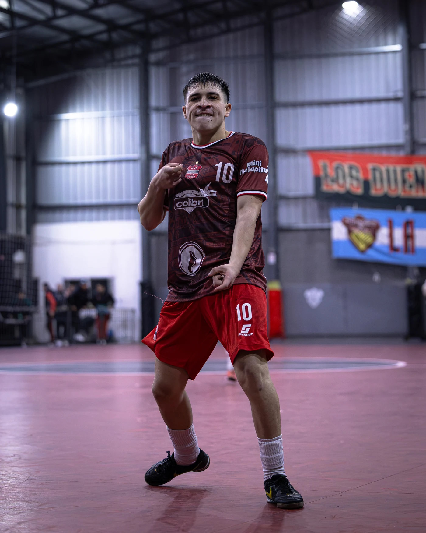 Jugador de Villa Malcolm con la camiseta oficial
